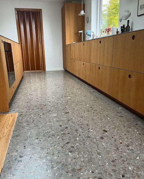 Terrazzo flisen Crepo🙌 . . . #terrazzo #nytkøkken Terrazzo Entryway, Terazzo Kitchen Floors, Terrazzo Kitchen, Terrazzo And Wood, Wood Kitchen, Kitchen Flooring, Modern Kitchen, Entryway, Flooring