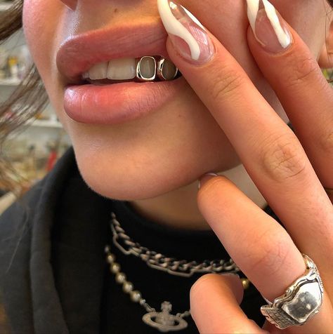 M The Jeweler’s Instagram profile post: “👄✨💅🏼 #grillz #goldgrillz #diamondgrillz #customgrillz #grillz020 #customjewelry #customjeweler #goldjewelry #gold #silverjewelry” Grills Astethic, Silver Tooth Grill, Singular Tooth Grill, Partial Teeth Grills, Grills For Women Teeth Silver, Dainty Grillz, One Tooth Grillz, Gold Tooth Gem, Silver Grillz For Females