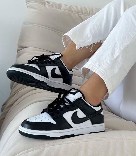 Black Nike Shoes Aesthetic, Female Jordans Sneakers, Black Nike Dunks, Dunk Outfit, Sneakers Black And White, Black Sneakers Women, Pretty Sneakers, Basket Nike, Black And White Trainers