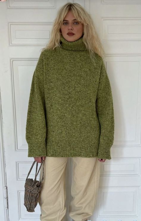 Knitted Sweaters Green, Colorful Wool Sweater, Green Top Winter Outfit, How To Style A Green Sweater, Lime Green Cardigan Outfit, Green Knitted Sweater Outfit, Green Sweater Outfit Fall, Beige Knit Sweater Outfit, Turtle Neck Sweater Outfits