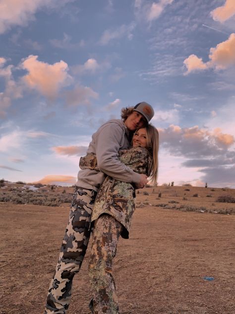 Country Couples Kissing, Western Relationship Goals, Country Cupples, Hunting Couple Pictures, Country Couples Teenage, Cute Country Relationship Goals, Hunting Relationship Goals, Country Date Ideas, Cowboy Relationship Goals