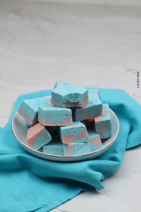 Cotton Candy Fudge | Foodtalk Cotton Candy Cheesecake, Tiger Butter Fudge Recipe, Irish Coffee Cake, Cotton Candy Fudge, Cotton Candy Frappuccino, Easter Foods, Bake Sweets, Candy Fudge, Starbucks Lemon