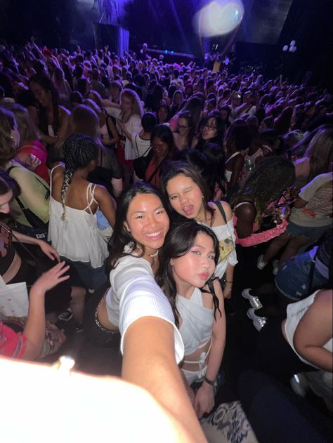 Friends At A Concert, Friendship Photo Ideas, Concert Selfie, Concert Poses, Photo Concert, Friendship Photo, Photoshoot Friends, Night Out Outfits, Friendship Photos