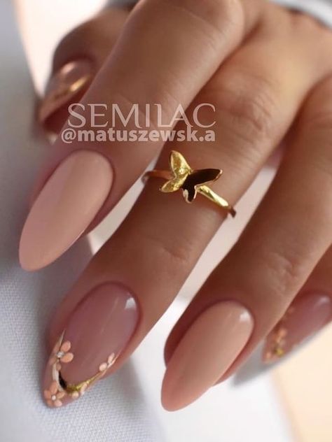 Classy Glitter Nails Almond, Peach Bridal Nails, Nail Ideas Peach Color, Peach Nail Design Ideas, Nude Nails With Design Almond, Neutral Summer Nails Almond, Peach Gel Nails Design, Apricot Nails Design, Almond Color Nails