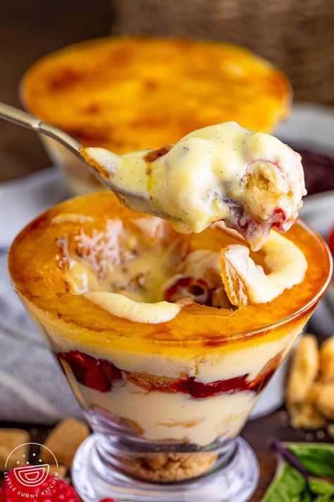 Indulge in this elegant Creme Brulee Trifle recipe, a perfect blend of creamy, crunchy textures with raspberry jam. Ideal for impressing at any gathering! Tuxedo Creme Brulee, Cream Based Desserts, Elegant Dessert Recipes, Mango Creme Brulee, Mini Creme Brulee, Mini Trifle Desserts, Best Creme Brulee Recipe, Mini Trifles, Creme Brulee Cheesecake Bars