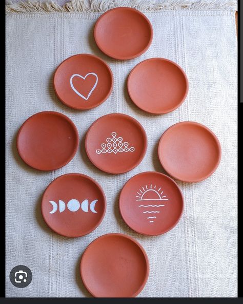 Terracotta Plates, Terracotta Plate, Painted Ceramic Plates, Pottery Crafts, Plate Art, Wall Plates, Clay Ideas, Ceramic Plates, Plates On Wall