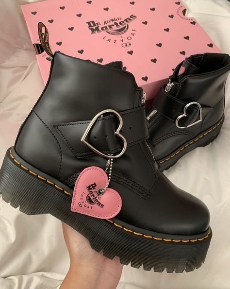 Dr Shoes, Dr Martens Boots, Aesthetic Shoes, Shoe Inspo, Swag Shoes, Baggy Pants, Dream Shoes, Pretty Shoes, Doc Martens