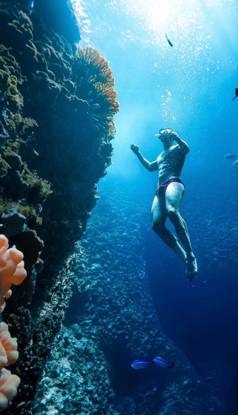 Man Diving Into Water, Underwater Swimming Photography, Man Underwater, People Underwater, Men In Water, Swimming Photography, Justice League Comics, Swimming Fitness, Mermaid Photography