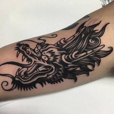 Tricep Tattoo Men Traditional, Sinister Tattoos, Traditional Tattoo Dragon, Dragon Head Tattoo, Rare Tattoos, Traditional Black Tattoo, Left Arm Tattoos, Super Tattoo, Tattoo Dragon