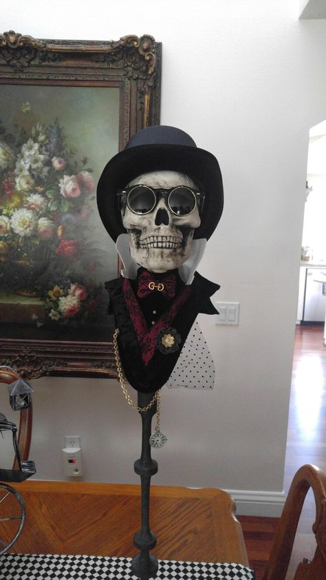 Halloween skull. Made by Dawn Finlay Glam Halloween Party, Halloween Eat, Halloween Trophies, Voodoo Halloween, Goth Room, Horror Room, Glam Halloween, Bat Decorations, Dollhouse Halloween