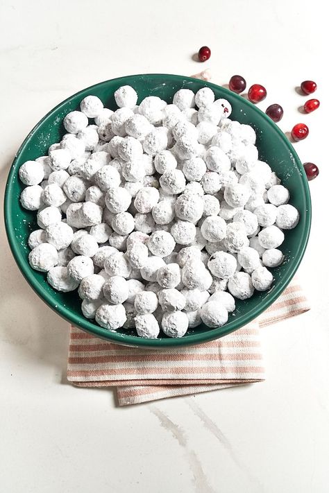 Our Test Kitchen Can’t Get Enough of This 3-Ingredient Crunchy Holiday Treat Cranberry Snowballs, Cranberry Balls, Healthy Holiday Snacks, Xmas Food Ideas, Sugar Cranberries, Holiday Sweet Treats, Cranberry Treats, Party Appetizer Dips, Gifts From The Kitchen