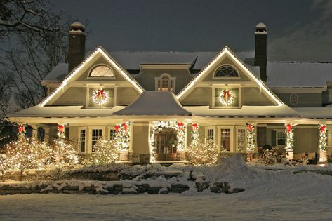 Hanging Christmas Lights On Two Story House, Christmas Lights For Roof, Exterior Lights Christmas, Craftsman House Christmas Exterior, White Christmas Lights Exterior, Christmas Lights For Shrubs, Best Christmas Outdoor Lights, Holiday House Lights Outside, Exterior Christmas Lights White