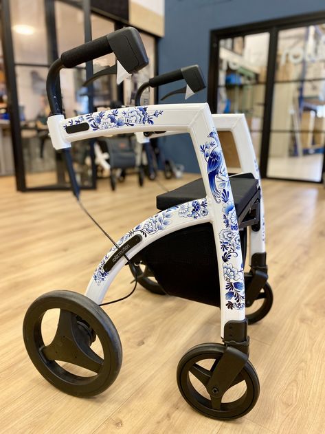 If you’re looking for a stylish mobility aid that will turn heads for all the right reasons, check out the Rollz Motion Delft Blue. The Rollz Motion Delft Blue is proof that mobility aids can be functional, colourful, and confidence-inspiring all at once. Mobility Aids For Pots, Cute Mobility Aid, Mobility Aid Decoration, Decorated Mobility Aid, Rollator Decorations, Mobility Aids Aesthetic, Walker Decorations Decorating Ideas, Wheelchair Aesthetic, Wheelchair Photography