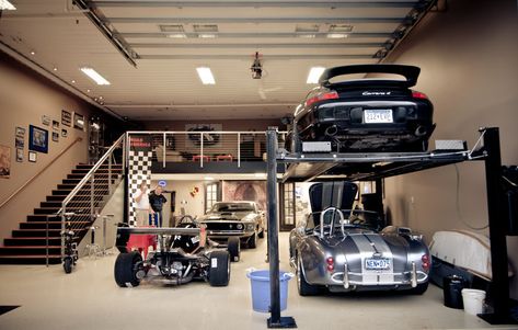 my kind of man cave :-) Rich Guy, Loft Garage, Car Showroom Interior, Auto Garage, Man Garage, Backyard Garage, Showroom Inspiration, Luxury Car Garage, Garage Organisation