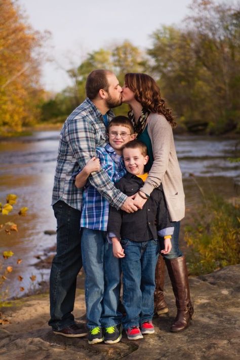 Diner Photography, Big Family Photos, Autumn Family Photography, Cute Family Photos, Family Photoshoot Poses, Fall Family Portraits, Outdoor Family Photography, Family Portrait Poses, Fall Family Photo Outfits