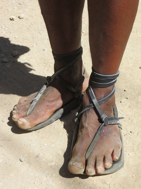 Ultramaraton Caballo Blanco 2015 – Running with the Raramuri Tarahumara | 74 FOOTWEAR DESIGN CONSULTING Mexican Sandals Huaraches, Walking Gear, Mexican Sandals, Minimal Shoes, Diy Sandals, Barefoot Running, Running Sandals, Ultra Marathon, Footwear Design