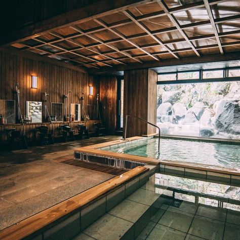 Nikko Ryokan - Don’t MISS These 6 Beautiful Japanese Traditional Inns Japanese Mansion Traditional, Japanese Mountain House, Japanese House Exterior, Japanese Mansion, Japanese Bath House, Japanese Spa, Traditional Japanese Home, Japanese Onsen, Japanese Bathroom