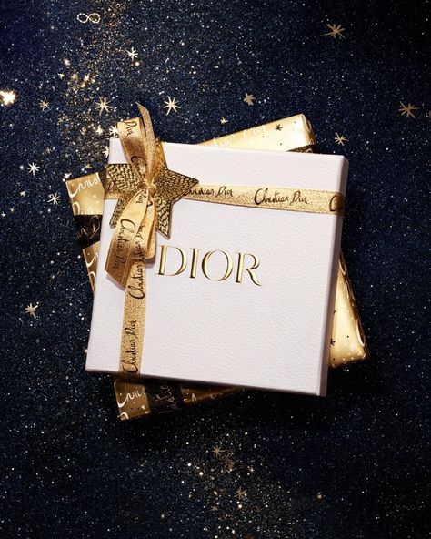 Dior Official on Instagram: “More than a gift, offer a piece of a dream. • #DiorHoliday #DreamInDior” Dior Gift Set, Dior Skincare, Dior Atelier, Dior Fragrance, Miss Dior Blooming Bouquet, Dior Star, Sparkle Gift, Shop Bags, 15 Gifts