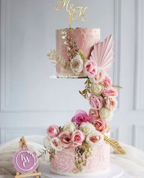 CAKENEST (@cakenest.in) posted on Instagram • May 13, 2022 at 11:35am UTC Cupcakes Design, Flower Cake Design, Wedding Cake Options, Blush Wedding Cakes, Decorating Frosting, Birthday Cake Decorating Ideas, Unique Birthday Cakes, Birthday Cake With Flowers, Beautiful Cake Designs