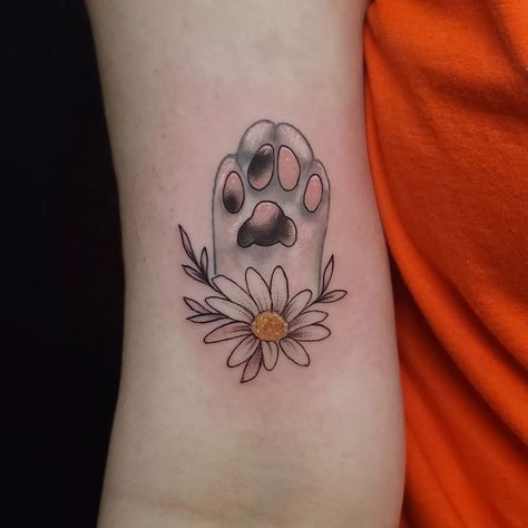 Cat And Daisy Tattoo, Daisy Paw Print Tattoo, Daisy Cat Tattoo, Cat Paws Tattoo, Paw Print Tattoo Cat, Cat Paw Print Art, Cat Paw Tattoo, Cat Paw Print Tattoo, Border Tattoo