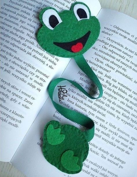 Marque-pages Au Crochet, Penanda Buku, Felt Bookmark, Felt Crafts Patterns, Creative Bookmarks, Bookmark Craft, Felt Crafts Diy, Diy Bookmarks, Crochet Bookmarks