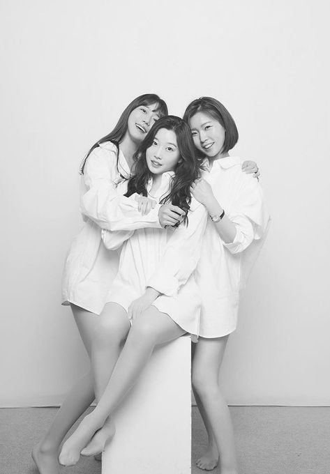 Self Photo Studio, Group Poses, Studio Poses, Pose Fotografi, Photoshoot Idea, Studio Photoshoot, Korean Group, Studio Shoot, Pose Ideas