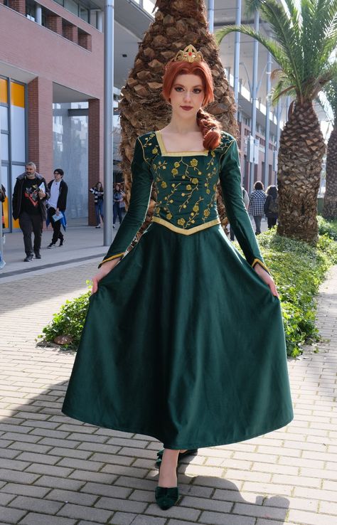 Fiona Inspired Outfit, Princess Fiona Cosplay, Princess Fiona Dress, Human Shrek And Fiona Costume, Fiona Costume Diy, Lord Farquaad Costume Women, Fiona Shrek Costume, Princess Fiona Costume, Shrek And Fiona Costume