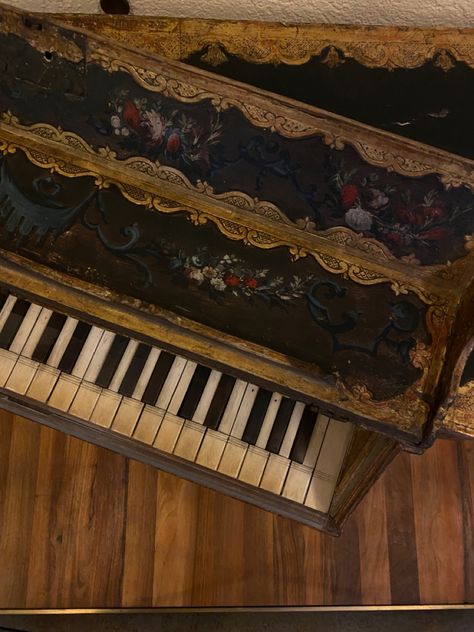 Regency Piano, Harmonium Aesthetic, Piano Aesthetic Vintage, Mikaela Aesthetic, Music Piano Aesthetic, Places Wallpaper, Regency Era Aesthetic, Autumn Board, Piano Aesthetic