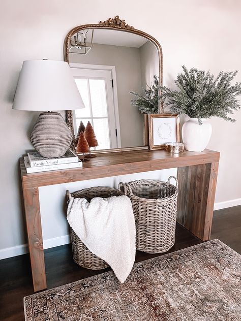 Rustic Entryway Table, Art Deco Style Interior, Entryway Decor Ideas, Aesthetic Interior Design, Entry Table Decor, Rustic Entryway, Entryway Table Decor, Small Entryways, Simple Christmas Decor