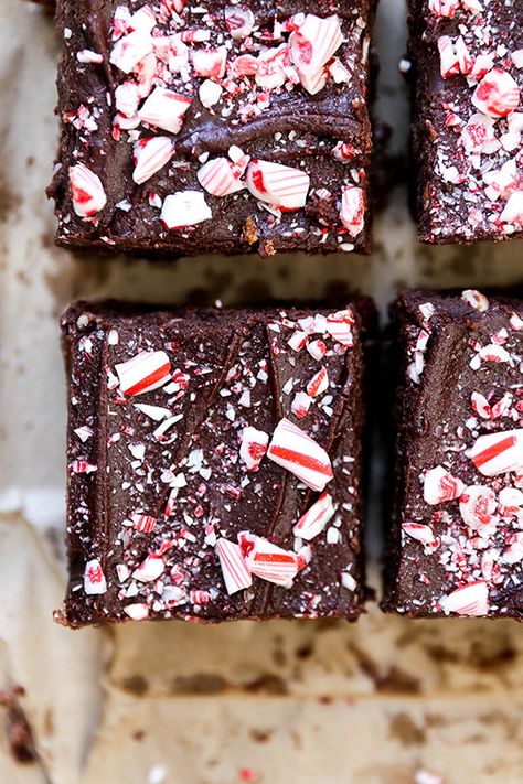 Candy Cane Brownies, Peppermint Brownies Recipe, Homemade Ganache, Chocolate Peppermint Brownies, Christmas Brownies, Easy Tasty Recipes, Recipes Brownies, Peppermint Brownies, Box Brownies