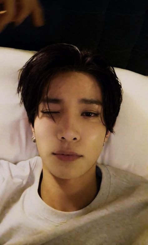 Heeseung Bed Selca, Heeseung Selfie, Heeseung Boyfriend Material, Heeseung Boyfriend, Lee Heesung, Heeseung Wallpaper, Bambi Baby, Lee Evans, Asian Man