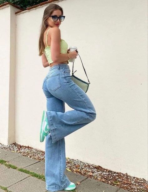 Pose Ideas Jeans, Poses For Pictures Instagram In Jumpsuit, Long Legs Picture Ideas, Pose Ideas In Jeans, Gen Z Pose Ideas, Poses For Pictures Instagram Standing In Jeans, Jeans Outfit Photoshoot, Casual Photoshoot Poses, Jeans Photoshoot Ideas