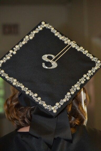 Grad Cap With Pearls, Graduation Cap Designs Gold, Simple Grad Caps, Pearl Grad Cap, Black Graduation Cap Ideas, Simple Graduation Cap Designs, Grad Cap Inspo 2024, Pearl Graduation Cap, Bedazzled Grad Cap