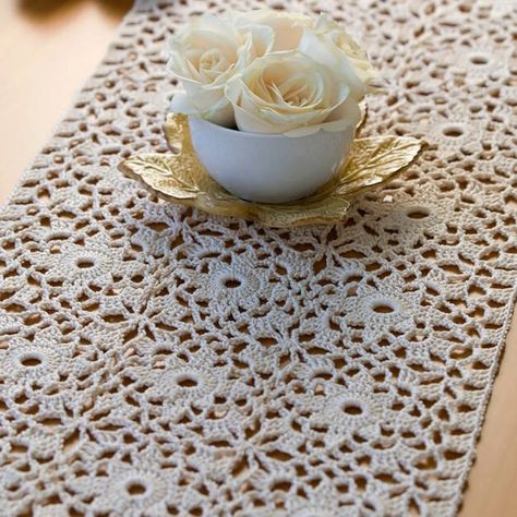 Doily Table Runner, Taplak Meja Crochet, Chevron Table Runners, Table Runner Diy, Runner Pattern, Crochet Tablecloth Pattern, Crochet Table Runner Pattern, Confection Au Crochet, Easy Crochet Patterns Free