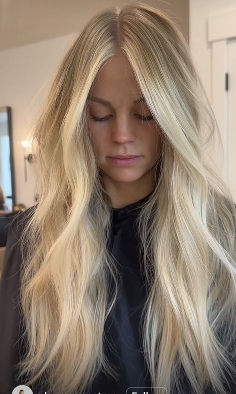 Bright Blonde Blended Root, Blond With Root Smudge, Blonde Hair Smudged Roots, Bright Blonde Money Piece, Long Blonde Hair Extensions, Root Smudge Blonde Balayage, Lived In Blonde Dark Roots, Root Tap Blonde, Root Smudge Blonde