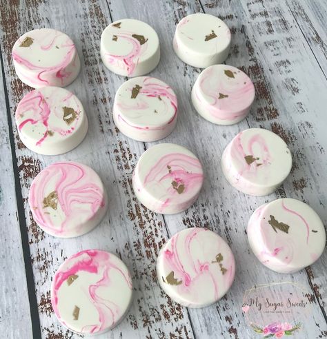 Pink Oreos, Wedding Biscuits, Marbled Chocolate, Baby Shower Gift Favors, Chocolate Covered Desserts, Marble Chocolate, Cookie Cake Designs, Cake Pop Designs, Chocolate Covered Fruit