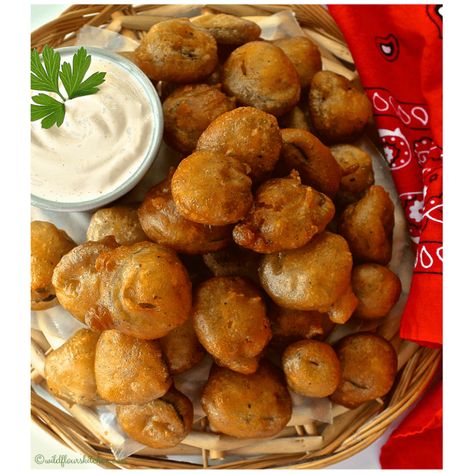 Spicy Beer Battered Jalapeño Bottle Caps & Sriracha Sour Cream - Wildflour's Cottage Kitchen Sour Cream Dipping Sauce, Sour Cream Dip, Cream Dip, A Box Of Chocolates, Beer Battered, Smoked Pulled Pork, Box Of Chocolates, Beer Batter, Slices Recipes