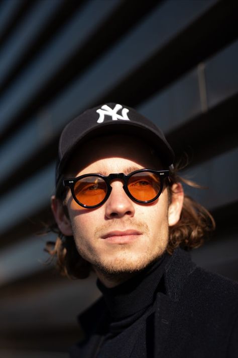 The Welt round-shaped orange lenses with attitude can easily adapt both to classic and casual styles. Men In Glasses Aesthetic, Orange Sunglasses Outfit, Men’s Fashion Sunglasses, Men Glasses Frames, Men's Glasses Frames, Brazil Music, People With Glasses, Round Sunglasses Men, Gq Mens Style