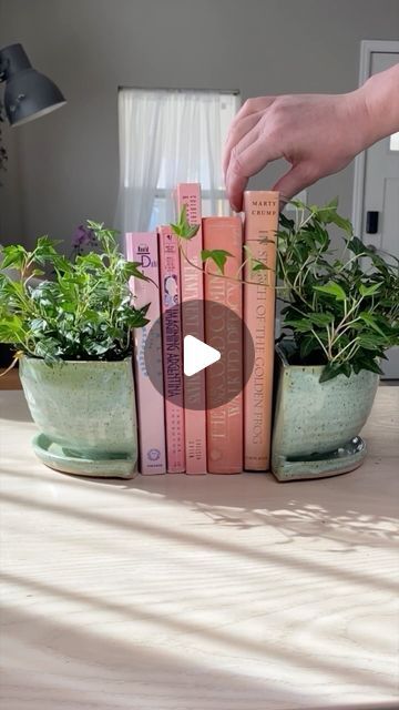 Ceramic Plant Stand, Plant Bookends, Planter Pottery Ideas, Creative Ceramic Projects, Pottery Book Ends, Ceramic Planters Ideas, Hand Built Pottery Ideas Unique, Bookend Planters, Planter Bookends