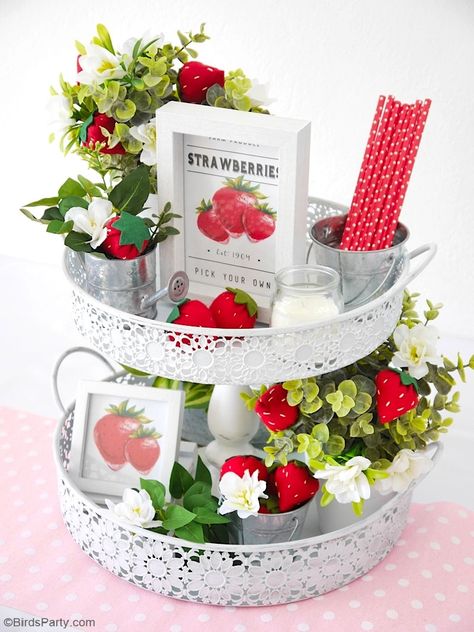 DIY Strawberry Farmhouse Decor + FREE Felt Strawberry Template - easy craft projects to decorate your home, tiered tray or table centerpiece! Strawberry Template, Felt Strawberry, Strawberry Crafts, Strawberry Kitchen, Anniversaire Diy, Tiered Tray Diy, Bird Party, Strawberry Decorations, Strawberry Party