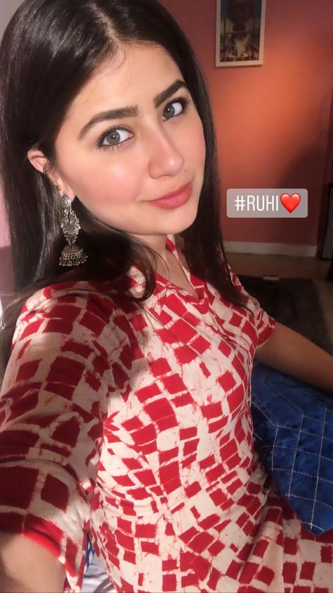 Aditi Bhatia, Smart Casual Women Outfits, Smart Casual Women, Simple Kurti Designs, Casual Indian Fashion, Diy Clothes Design, Indian Fashion Saree, Saree Designs Party Wear, Casual Day Outfits