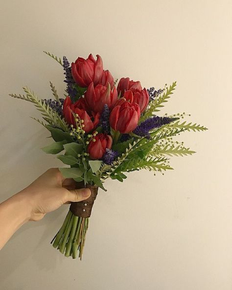 Red Flower Prom Bouquet, Red Tulip Wedding Bouquet, Small Red Bouquet, Prom Bouquet Red, Small Fall Bouquet, Red Prom Bouquet, Prom Bouquet Ideas, Tulip Bouquet Wedding, Red Tulips Bouquet