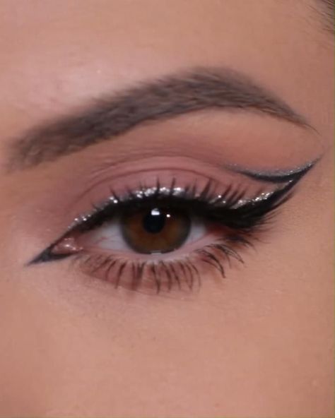 Graphic Liner Tutorial, Edgy Eyeliner, Graphic Eye Makeup, Silver Eyeshadow Looks, Black And Silver Eye Makeup, Eye Makeup Dramatic, Eyeliner Graphic, Eyeliner Trends, Eyeliner Inspiration