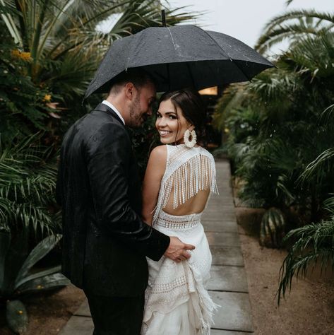 Rain Wedding Photos, Rainy Wedding Photos, Rain Wedding, Wedding Posing, Umbrella Wedding, Boda Mexicana, Rainy Wedding, Bride Photography, Photo Couple