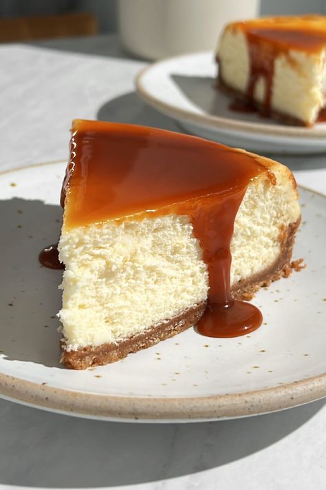 The Best Caramel Cheesecake Creamy Caramel Cheesecake, Cheesecake With Caramel Topping, Homemade Caramel Cheesecake, Easy Caramel Cheesecake, Cheesecake With Caramel Sauce, Carmel Cheesecake, Caramel Cheesecake Recipes, Cinnamon Caramel, Salted Caramel Cheesecake