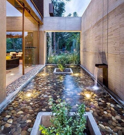 Modern Waterfall Design #modern #villa #design #casa #home #house #luxury #luxurylife #luxuryhomes #architecture #architect… Kolam Koi, Taman Air, Courtyard Gardens Design, Patio Interior, Design Exterior, Interior Garden, Courtyard Garden, Water Feature, Design Case