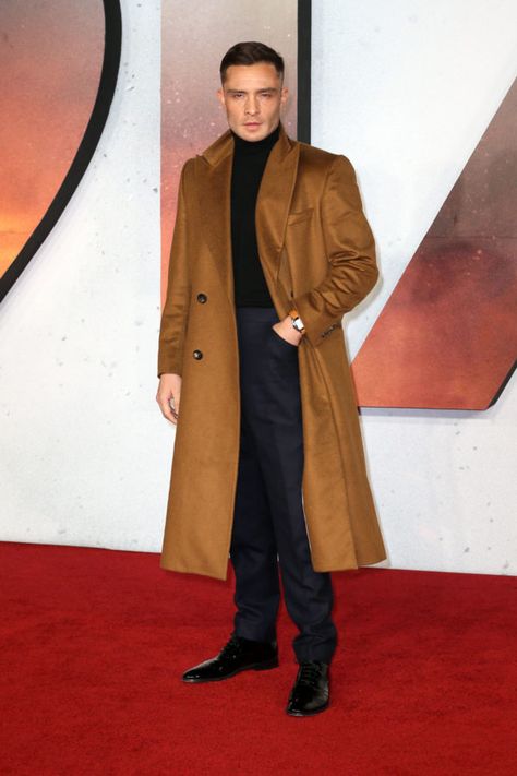 Ed Westwick Style, Chuck Bass Ed Westwick, Gossip Girl Cast, Royal Films, Gossip Girl Fashion Blair, Long Coat Men, Chuck Blair, Ed Westwick, Boy Celebrities