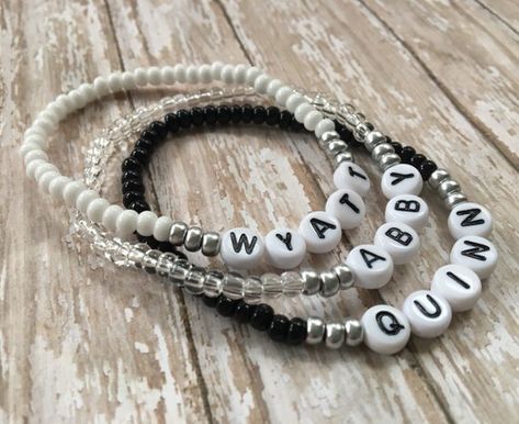 Personalized Fun Black Beaded Bracelets, Trendy Black Name Bracelet With Letter Beads, Mother's Day Black Name Bracelet With Letter Beads, Personalized Letter Beads Name Bracelet, Personalized Black Stretch Bracelet With Letter Beads, Alphabet Jewelry, Diy Bijoux, Trendy Bracelets, Beads Bracelets