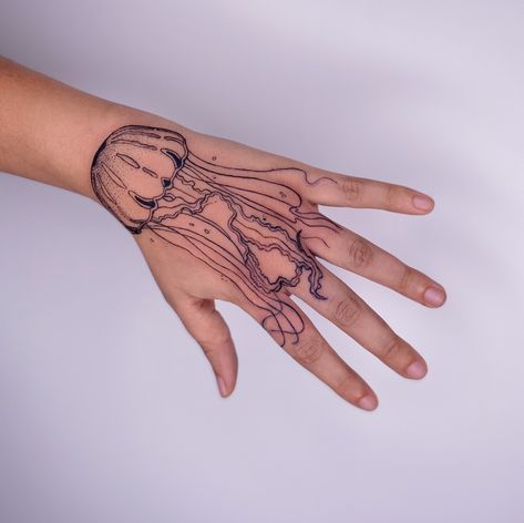 Jellyfish Tattoo On Hand, Marie Tattoo, Tatoo Inspiration, Key Tattoos, Jellyfish Tattoo, Mermaid Tattoos, Body Is A Temple, Hand Tattoo, Tattoo Inspo