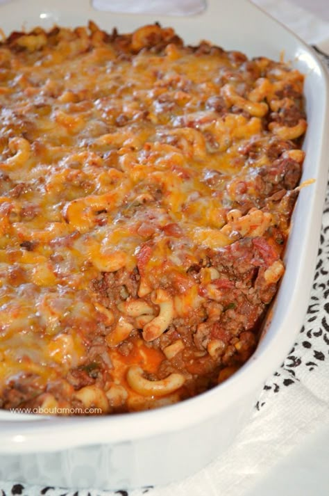 Chili Mac Casserole is a hearty and comforting casserole recipe that is sure to please. Baked Chili Mac, Best Chicken Noodle Casserole, Chili Mac Casserole, Chile Mac, Mac Chili, Chili Mac And Cheese, Dinner Casserole Recipes, Easy Dinner Casseroles, Chicken Noodle Casserole